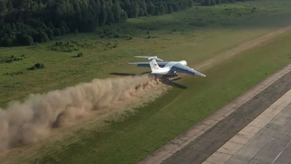 Взлет и посадка на грунт: экипажи Ил-76 показали сложнейший элемент летной подготовки - Sputnik Армения