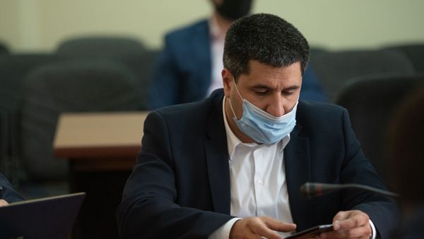 Глава Team Telecom Armenia Айк Есаян на обсуждении в Госкомиссии по защите экономической конкуренции о покупке дочерней компании Билайн в Армении (7 июля 2020). Еревaн Глава Team Telecom Armenia Айк Есаян на обсуждении в Госкомиссии по защите экономической конкуренции о покупке дочерней компании Билайн в Армении (7 июля 2020). Еревaн - Sputnik Армения
