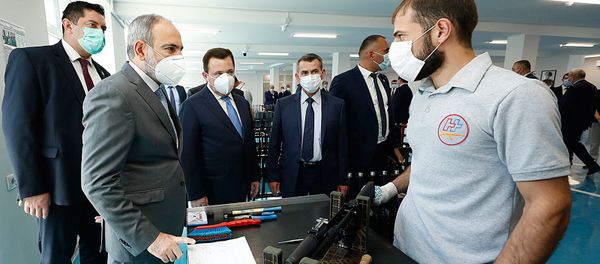 Премьер-министр Никол Пашинян посетил завод по производству автоматов Калашникова (7 июля 2020). Еревaн - Sputnik Армения