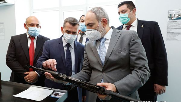 Премьер-министр Никол Пашинян посетил завод по производству автоматов Калашникова (7 июля 2020). Еревaн - Sputnik Արմենիա