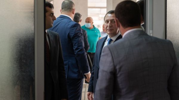 Директор НПО Нейтрон Давид Галстян на открытии предприятия по сборке автоматов Калашникова (7 июля 2020). Еревaн - Sputnik Армения