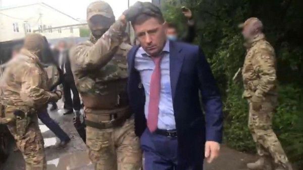 Сотрудники Сследствееного комитета России задержали губернатора Хабаровского края Сергея Фургала (9 июля 2020). Хабаровский край - Sputnik Армения