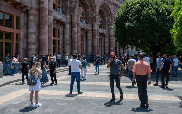 Акция протеста представителей ресторанного бизнеса перед Домом правительства (9 июля 2020). Еревaн - Sputnik Армения
