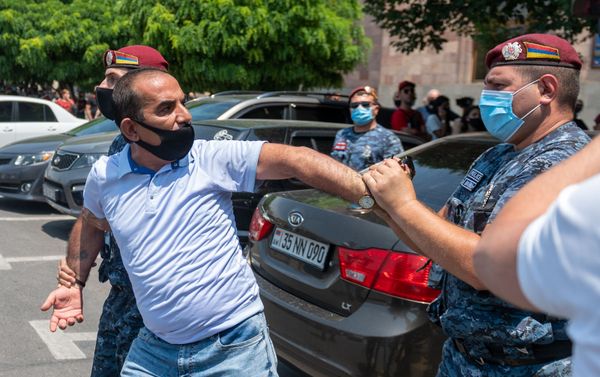Акция протеста представителей ресторанного бизнеса перед Домом правительства (9 июля 2020). Еревaн - Sputnik Армения