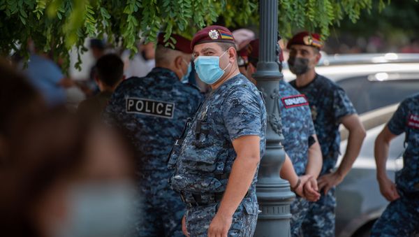 Акция протеста представителей ресторанного бизнеса перед Домом правительства (9 июля 2020). Еревaн - Sputnik Армения