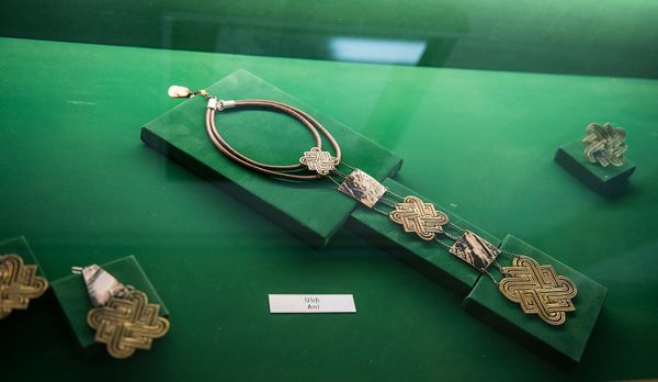Женские украшения от дизайнера очень напоминают ювелирные изделия, которые армянки носили в старину - Sputnik Армения