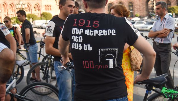 Велопробег в центре Еревана в рамках проекта “100 дверей”, посвященный памяти жертв Геноцида армян 1915 года - Sputnik Армения