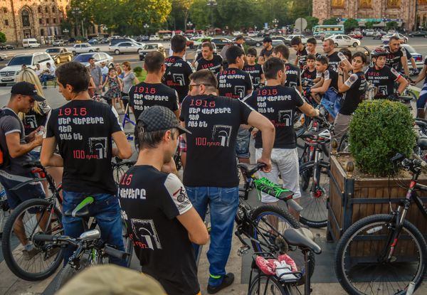 Велопробег в центре Еревана в рамках проекта “100 дверей”, посвященный памяти жертв Геноцида армян 1915 года - Sputnik Армения