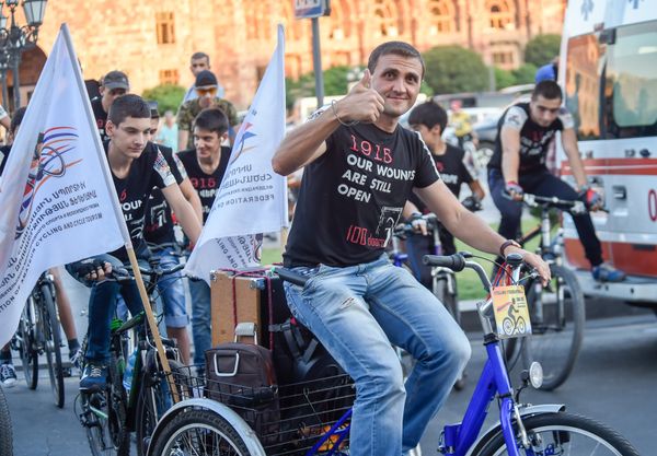 Велопробег в центре Еревана в рамках проекта “100 дверей”, посвященный памяти жертв Геноцида армян 1915 года - Sputnik Армения