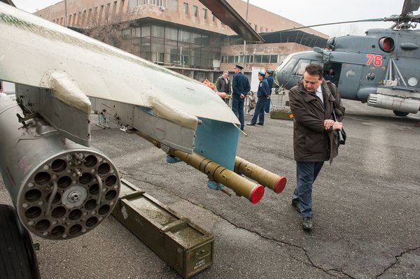 Вооружение Ми-24, на фоне Ми-8 Вооружение Ми-24, на фоне Ми-8 - Sputnik Армения