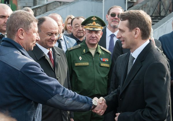 Нарышкин благодарит руководителя авиабазы Александра Петрова за эффектное выступление Нарышкин благодарит руководителя авиабазы Александра Петрова за эффектное выступление - Sputnik Армения