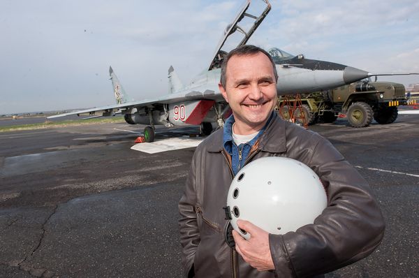 У заместителя командира авиабазы подполковника Олега Грицаенко с чувством юмора все в порядке У заместителя командира авиабазы подполковника Олега Грицаенко с чувством юмора все в порядке - Sputnik Армения
