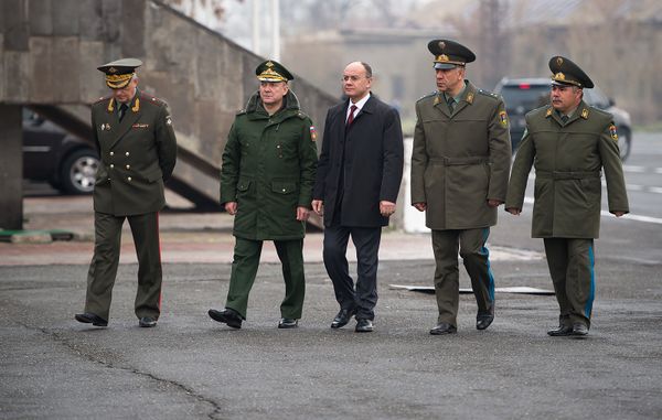 Министр обороны Армении Сейран Оганян в сопровождении генералов Министр обороны Армении Сейран Оганян в сопровождении генералов - Sputnik Армения