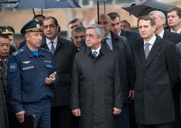 Руководитель авиабазы Александр Петров рассказывает армянскому президенту о тактике воздушного боя Руководитель авиабазы Александр Петров рассказывает армянскому президенту о тактике воздушного боя - Sputnik Армения