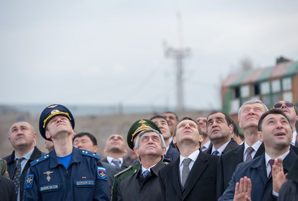 Высший пилотаж в небе над Эребуни Высший пилотаж в небе над Эребуни - Sputnik Армения