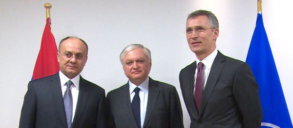 Министр обороны РА Сейран Оганян, Министр иностранных дел РА Эдвард Налбандян и генеральный секретарь НАТО Йенс Столтенберг - Sputnik Армения