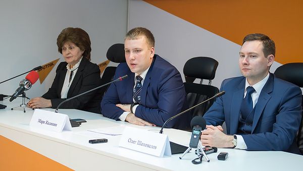 Пресс-конференция в преддверии выставки Образование — XXI век. Директор Российского центра науки и культуры в Ереване Марк Калинин, советник Посольства России в Армении Олег Шаповалов, генеральный директор компании Интер-Экспо Аделина Кочарян - Sputnik Армения