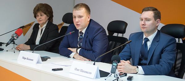 Пресс-конференция в преддверии выставки Образование — XXI век. Директор Российского центра науки и культуры в Ереване Марк Калинин, советник Посольства России в Армении Олег Шаповалов, генеральный директор компании Интер-Экспо Аделина Кочарян - Sputnik Армения