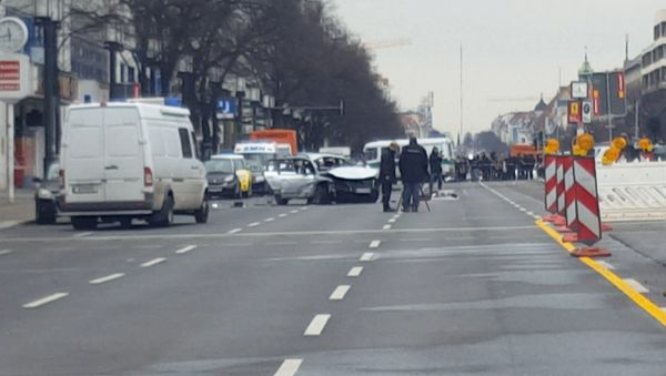СПУТНИК_Легковой автомобиль взорвался в Берлине. Кадры с места ЧП - Sputnik Армения