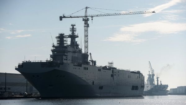Второй вертолетоносец типа Мистраль спущен на воду во Франции - Sputnik Армения