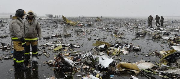 На месте крушения пассажирского самолета Boeing-737-800, который разбился при посадке в аэропорту Ростова-на-Дону - Sputnik Армения