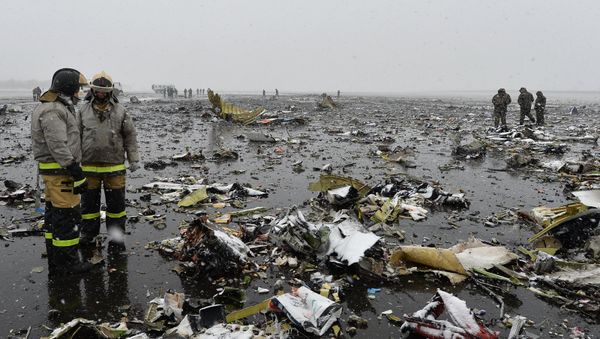 На месте крушения пассажирского самолета Boeing-737-800, который разбился при посадке в аэропорту Ростова-на-Дону - Sputnik Армения