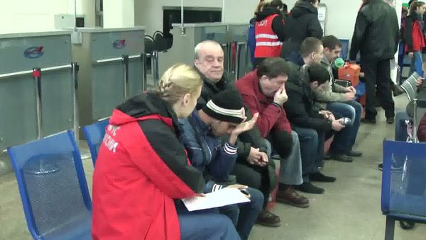 Психолог МЧС с родственниками пассажиров самолета Boeing-737-800, который разбился при посадке в аэропорту Ростова-на-Дону. (Стоп-кадр с видео). - Sputnik Армения