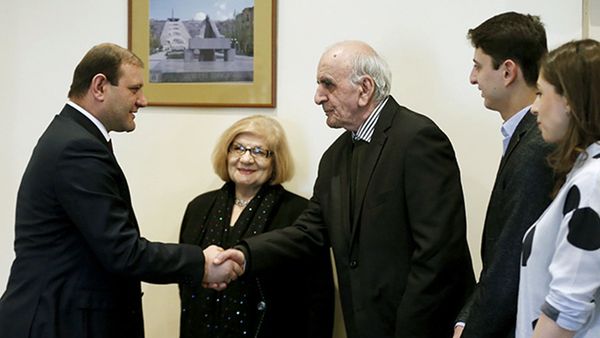 Мэр города Ереван Тарон Маргарян вручает ключи от квартиры Артавазду Пелешяну - Sputnik Армения