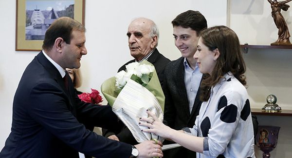 Мэр города Ереван Тарон Маргарян вручает ключи от квартиры Артавазду Пелешяну Мэр города Ереван Тарон Маргарян вручает ключи от квартиры Артавазду Пелешяну - Sputnik Արմենիա