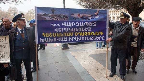 Акция протеста летчиков и их семей у здания Правительства Армении Акция протеста летчиков и их семей у здания Правительства Армении - Sputnik Արմենիա