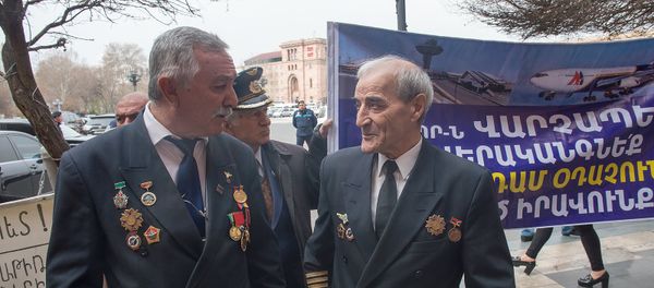 Акция протеста летчиков и их семей у здания Правительства Армении - Sputnik Армения