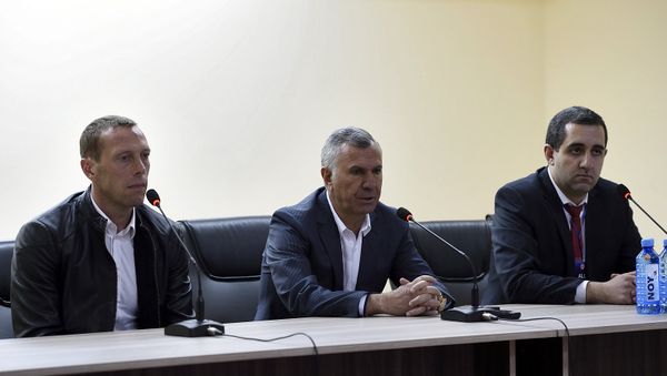 Армения-Беларусь: послематчевая пресс-конференция. Тренер сборной Армении Варужан Сукиасян и Роман Березовский - Sputnik Армения