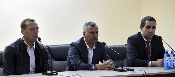 Армения-Беларусь: послематчевая пресс-конференция. Тренер сборной Армении Варужан Сукиасян и Роман Березовский - Sputnik Армения