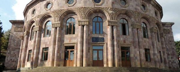 Чартарский культурно-спортивный дворец им. Севака Гукасяна в городе Чартар в Арцахе. В советские времена это был клуб села, построенный наподобие Оперы в Ереване - Sputnik Արմենիա