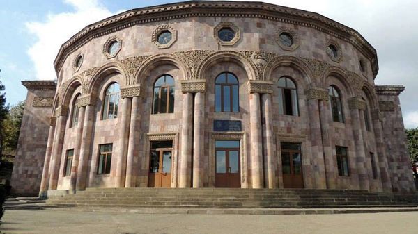 Чартарский культурно-спортивный дворец им. Севака Гукасяна в городе Чартар в Арцахе. В советские времена это был клуб села, построенный наподобие Оперы в Ереване - Sputnik Армения