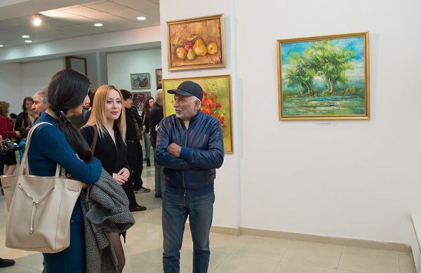 Классические лестницы здания Союза художников привели на третий этаж, где по мере приближения людей становилось все душнее. Выставка без названия, в светлом помещении без окон собрала ценителей искусства. Это картины не Дали, и не Караваджо, а обыкновенных армянских художников написанные в стиле извечных вопросов: быть или не быть - Sputnik Армения
