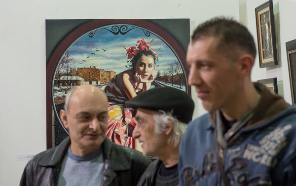 Здесь представлена женская натура, женский каприз, эгоизм и то, что именно женщина управляет, по сути, мужчиной и миром, - отметил в беседе с корреспондентом Sputnik Армения художник Геворг Мхитарян. - Sputnik Армения