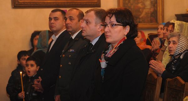 Министр обороны Грузии Тинатин Xидашели на пасхальной литургии в армянской церкви Сурб Геворк - Sputnik Армения