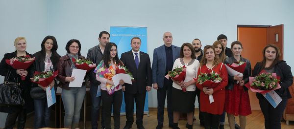 Вручение сертификатов студентам многодетных семей, учебу которых будет оплачивать Молодежный фонд Армении - Sputnik Армения