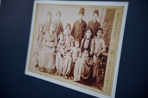 Табличка под фотографией: Почти до середины XX века армянские фотографы доминировали на рынке производства фотографий на Ближнем Востоке. В их числе были Е. Гарабедян, Х. Р. Крикориан - Sputnik Армения