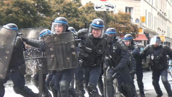 СПУТНИК_Парижане облили полицейских краской на акции против трудовых реформ - Sputnik Армения