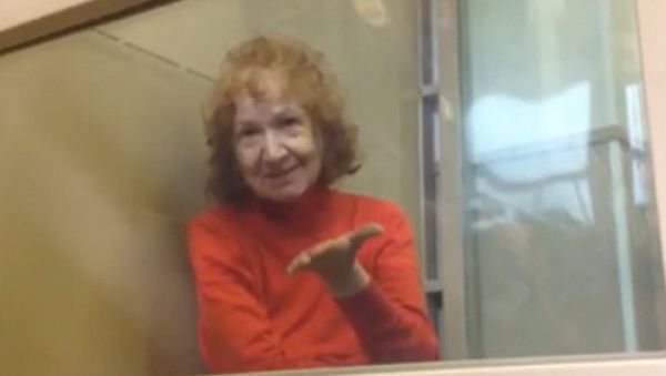 СПУТНИК_Подозреваемая в убийстве 68-летняя Самсонова сделала воздушный поцелуй в суде - Sputnik Армения