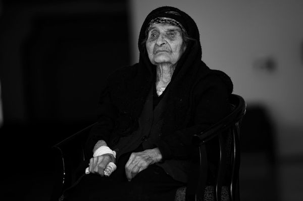 Бабушке Айке 104 года. Она жительница Талыша. Внук, в честь бабушки названный Айком, который, несмотря на молодой возраст, уже успел набраться опыта и пройти через трудности войны, сказал родным выйти из подвала и бежать из села.  Для 104-летней женщины не только бежать, но и подняться с места самой было нелегко. Айк поднял бабушку на руки и вывел из подвала. Он пронес свою бабушку на плечах около 300 метров.  К счастью, бабушка весит всего 30 кг, поэтому им удалось выбежать из дома.   И именно в этот момент снаряд упал на место, где сидела бабушка. - Sputnik Армения