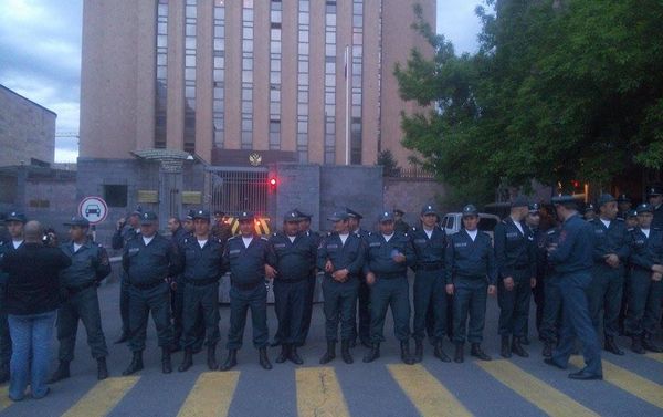 Акция протеста в Ереване у посольства России против продажи Россией оружия Азербайджану - Sputnik Армения