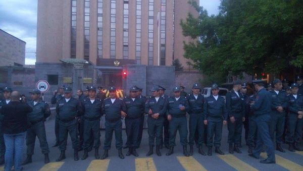 Акция протеста в Ереване у посольства России против продажи Россией оружия Азербайджану - Sputnik Армения