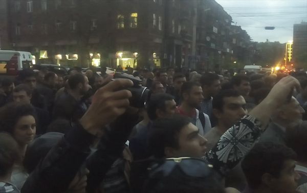Акция протеста в Ереване у посольства России против продажи Россией оружия Азербайджану - Sputnik Армения