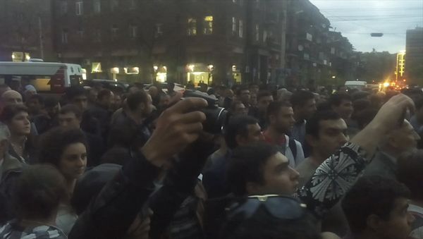Акция протеста в Ереване у посольства России против продажи Россией оружия Азербайджану - Sputnik Արմենիա