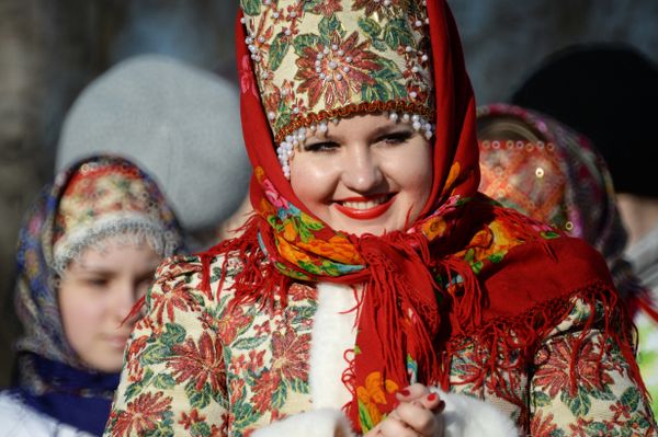 Женщина в русской национальной одежде во время масленичных гуляний на территории Музея деревянного зодчества в Суздале. Основой женского костюма на Руси была длинная рубаха. Рубаху украшали оторочкой или вышивкой, иногда расшивали жемчугом. Во времена Ивана Грозного богатые женщины носили по три платья, надевая одно на другое. Ношение одного платья приравнивалось к непристойности и бесчестию. Одежда боярыни могла весить 15 — 20 килограммов. Женщина в русской национальной одежде во время масленичных гуляний на территории Музея деревянного зодчества в Суздале. Основой женского костюма на Руси была длинная рубаха. Рубаху украшали оторочкой или вышивкой, иногда расшивали жемчугом. Во времена Ивана Грозного богатые женщины носили по три платья, надевая одно на другое. Ношение одного платья приравнивалось к непристойности и бесчестию. Одежда боярыни могла весить 15 — 20 килограммов. - Sputnik Армения