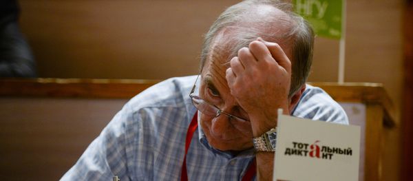Участник международной акции Тотальный диктант - Sputnik Армения