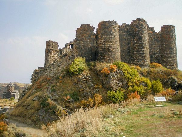 Амберд (Арагацотнская область) Амберд - исторический комплекс на склоне горы Арагац в Армении из замка VII века и церкви XI века. Расположен на высоте 2300 метров над уровнем моря. Замок Амберд расположен на полпути до вершин Арагаца в красивейшем и мощном ущелье между двух рек. Амберд (Арагацотнская область) Амберд - исторический комплекс на склоне горы Арагац в Армении из замка VII века и церкви XI века. Расположен на высоте 2300 метров над уровнем моря. Замок Амберд расположен на полпути до вершин Арагаца в красивейшем и мощном ущелье между двух рек. - Sputnik Армения